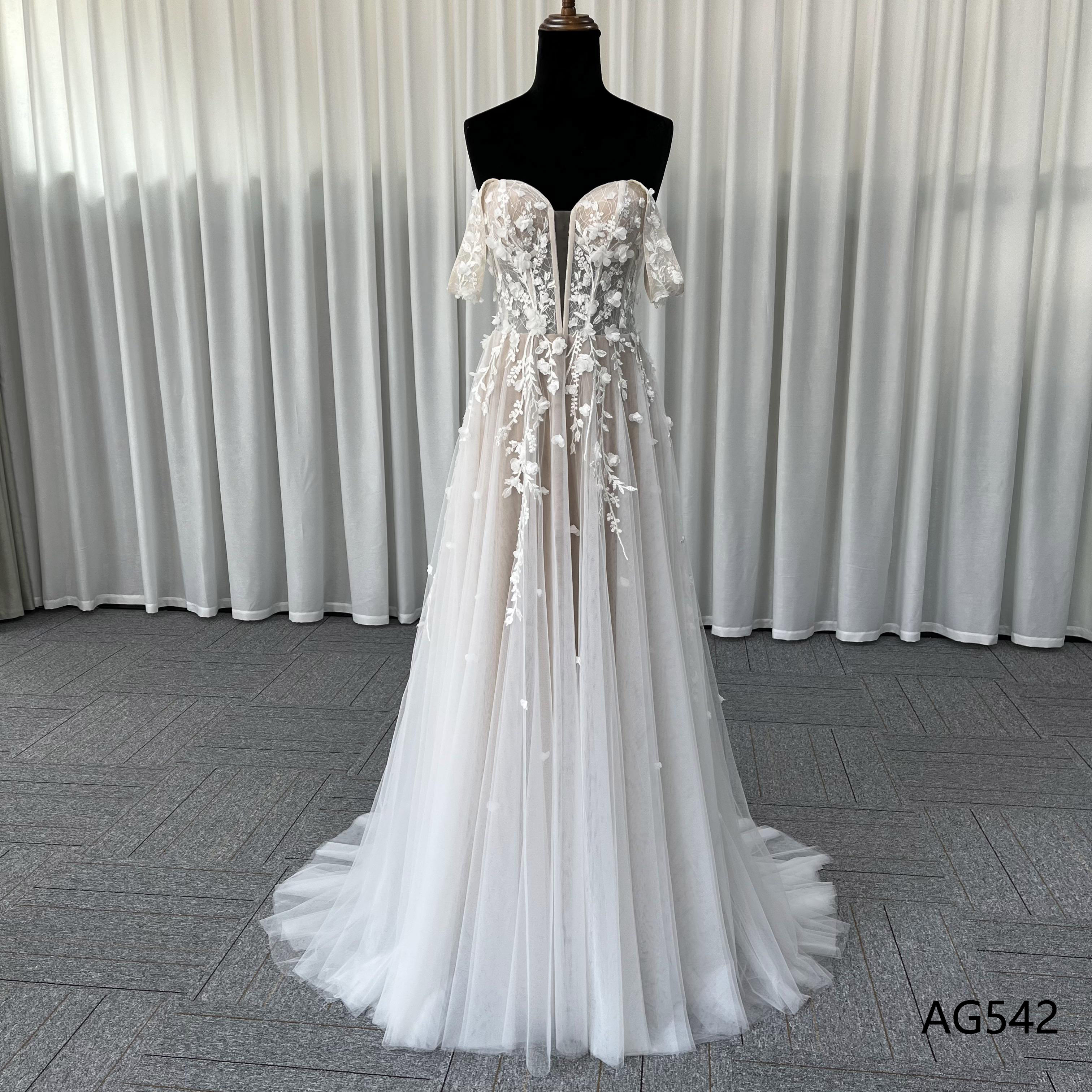 小枝刺繍　アイボリー　サイズオーダー可能　オフショルダー　袖あり　二の腕カバー　短いトレーン　ふわふわチュールブライダル