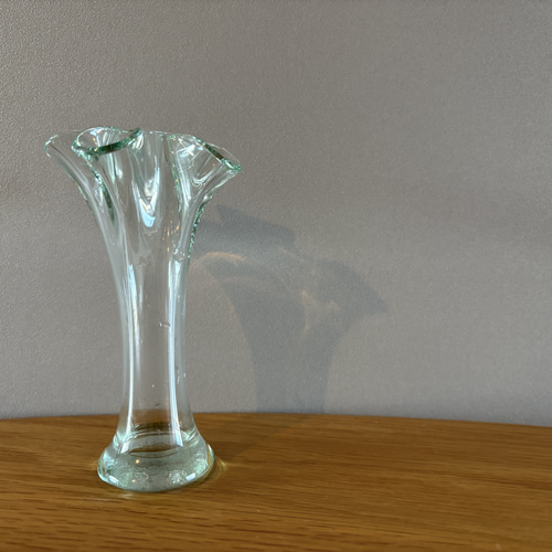 国産の古い吹きガラスのフラワーベース 花瓶 一輪挿し昭和レトロ