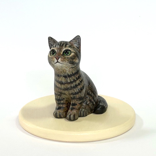 リアルキジトラ猫ちゃん❤️招き猫、陶器人形、置物、猫人形、キジトラ猫、縁起物、作家 運気爆上がり猫❣️金のうんピ乗っけた招き猫❤️陶器人形、置物、作家