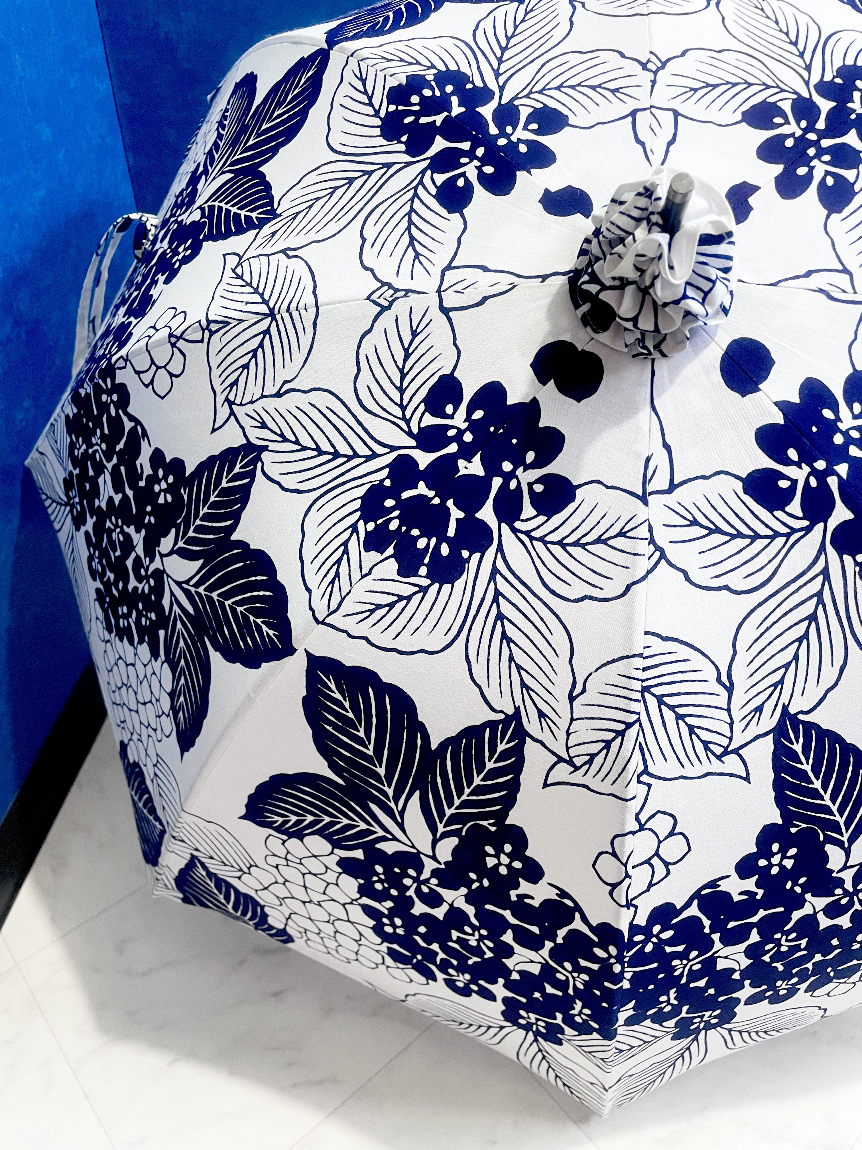 浴衣から生まれた日傘　あぢさいや 一かたまりの露の音