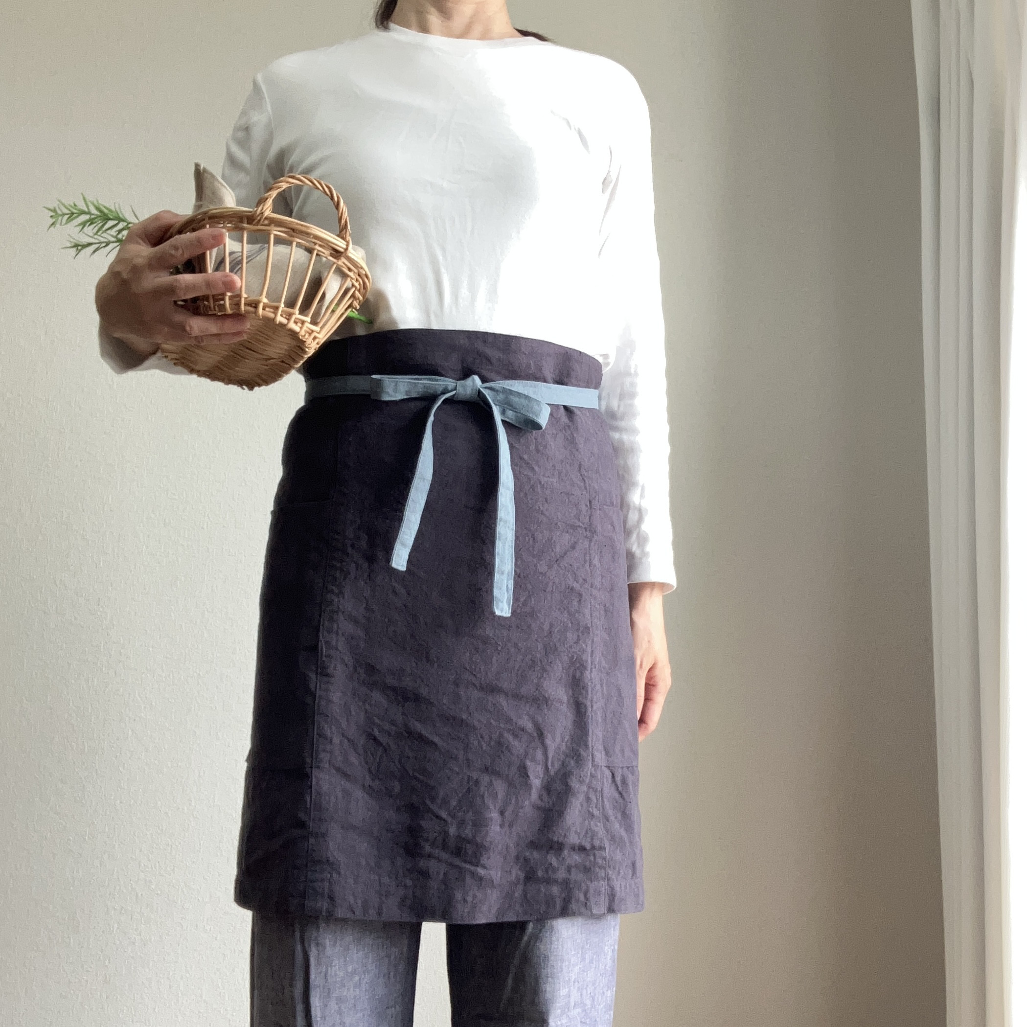 肌馴染みの良いふっくらととろむ厚みのカフェエプロン　腰紐バイカラー　ベルギーリネン２５番手　スチールグレー×腰紐サックス