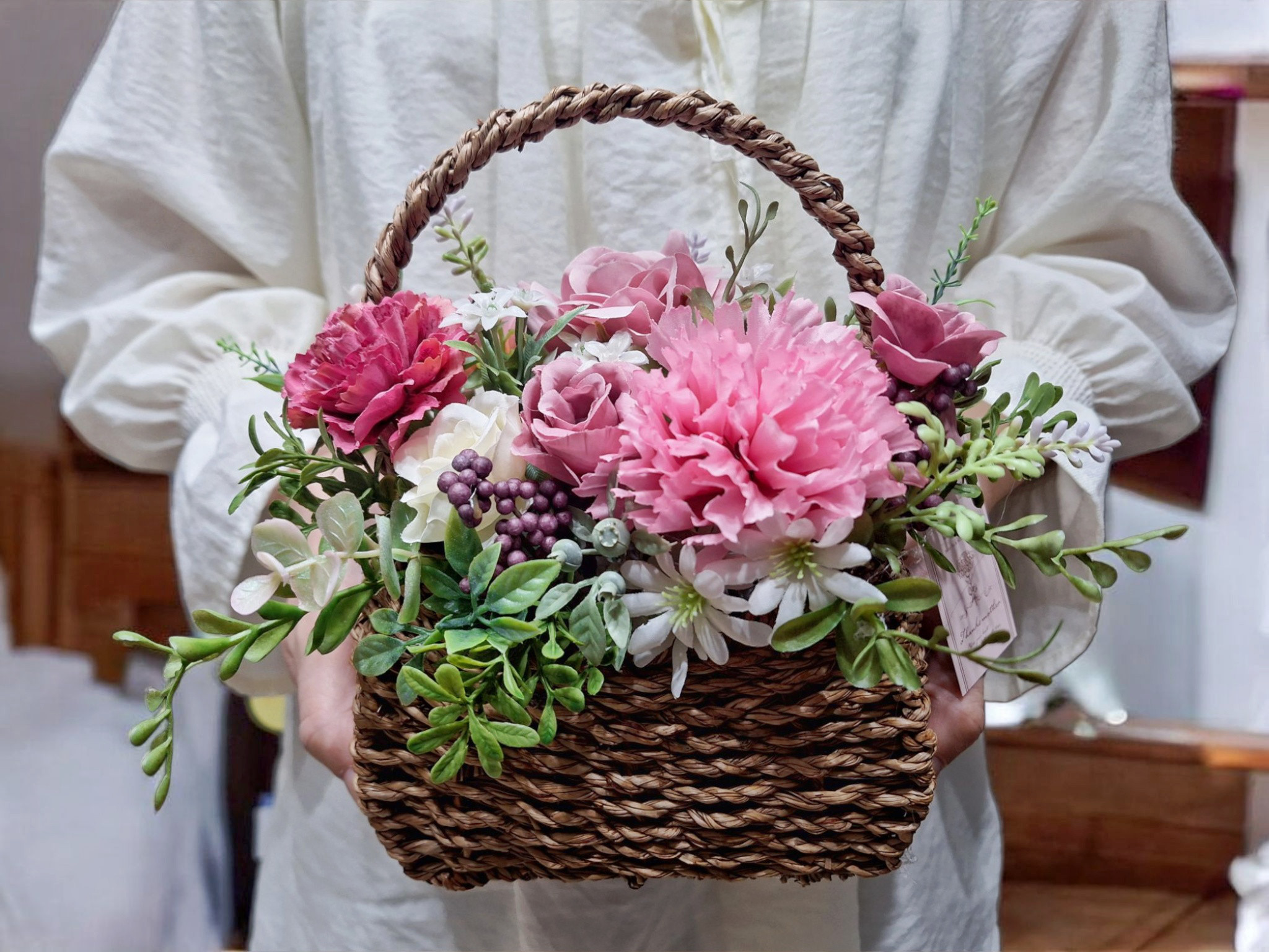 モーブピンクのバラとカーネーションのお花あふれるバスケットアレンジメント/アートフラワー/送別ギフト/ラッピング無料