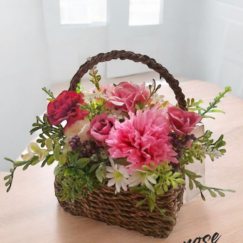 モーブピンクのバラとカーネーションのお花あふれるバスケット