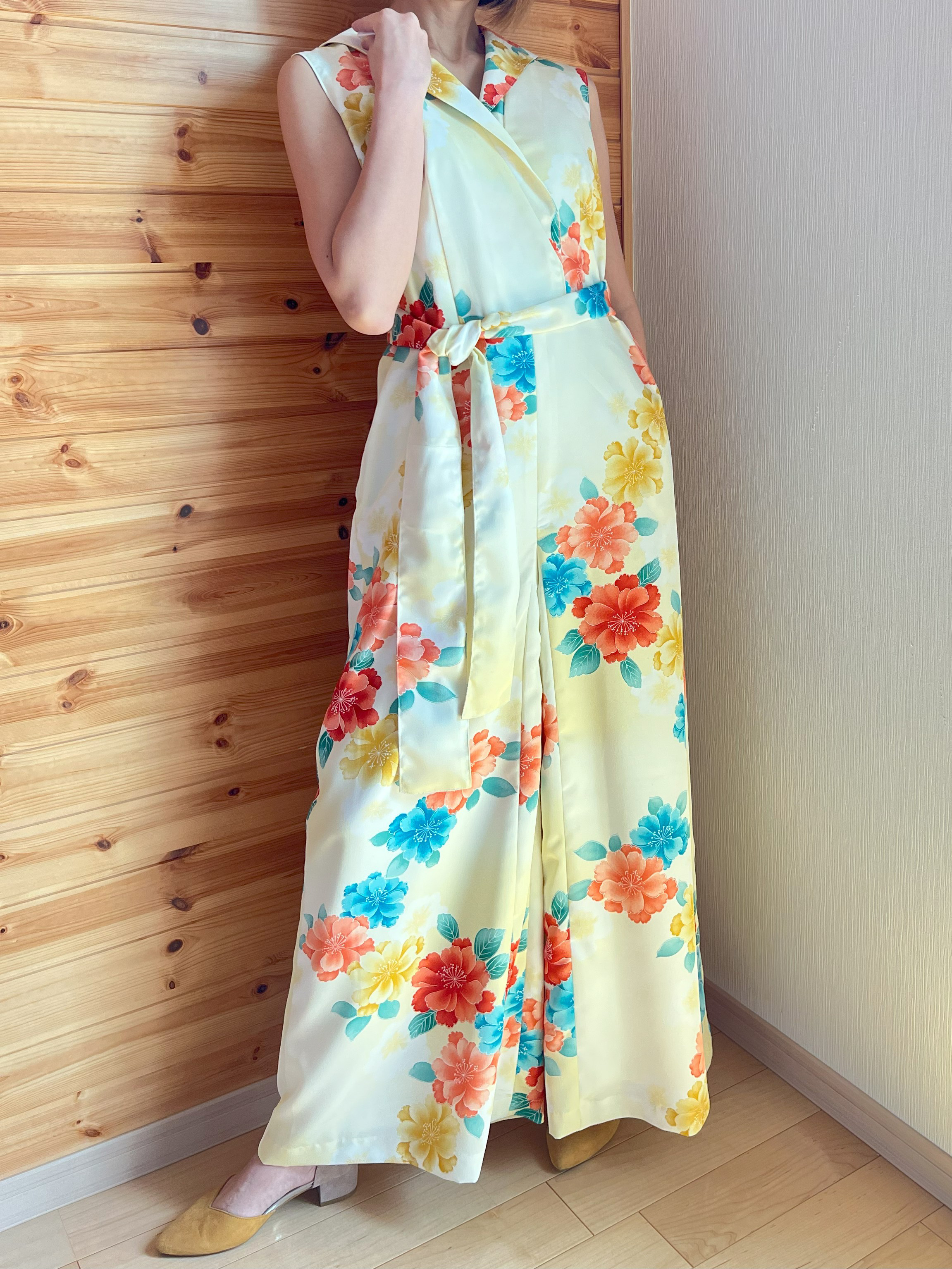 着てるだけでオシャレ感UP！パンツ派さんのフォーマルコーデ☆着物リメイクのオールインワン♦大きめの花模様がインパクト大！