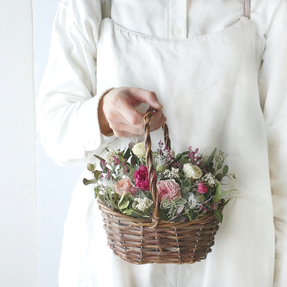 ラナンキュラスの花カゴアレンジ ＜ピンクカラー＞ ドライフラワー バスケット アレンジ 2枚目の画像