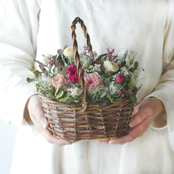 ラナンキュラスの花カゴアレンジ ＜ピンクカラー＞ ドライフラワー バスケット アレンジ 1枚目の画像