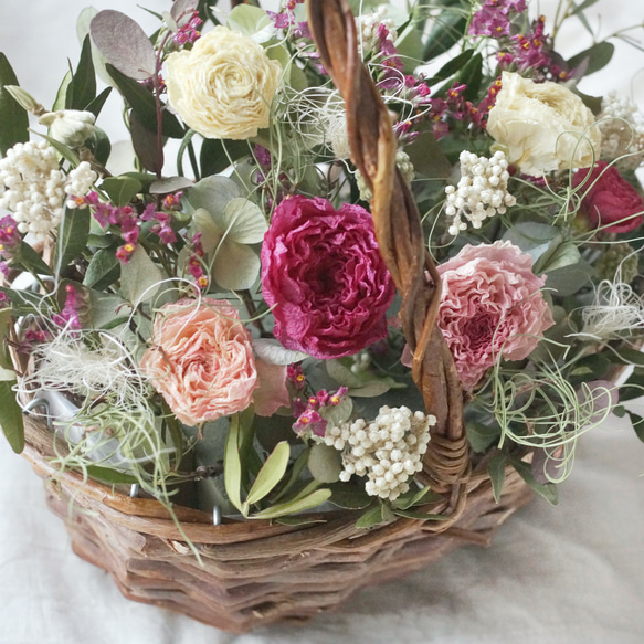 ラナンキュラスの花カゴアレンジ ＜ピンクカラー＞ ドライフラワー バスケット アレンジ 5枚目の画像