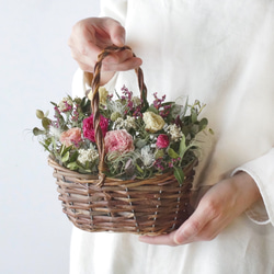 ラナンキュラスの花カゴアレンジ ＜ピンクカラー＞ ドライフラワー バスケット アレンジ 3枚目の画像