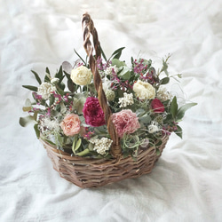 ラナンキュラスの花カゴアレンジ ＜ピンクカラー＞ ドライフラワー バスケット アレンジ 4枚目の画像