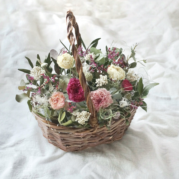 ラナンキュラスの花カゴアレンジ ＜ピンクカラー＞ ドライフラワー バスケット アレンジ 4枚目の画像