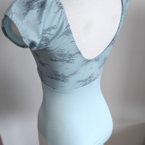 爽やかな水色の娘役風 レオタード 花のレースと胸元リボンで