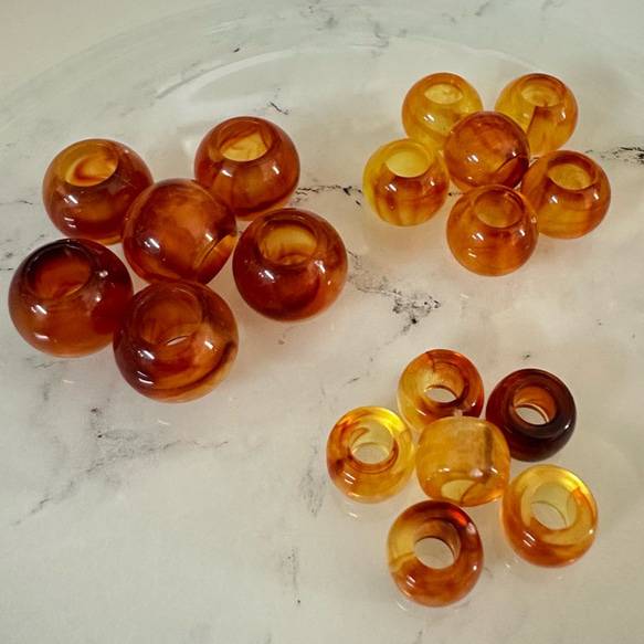 べっ甲 琥珀風 大穴 アクリル ビーズ 1枚目の画像