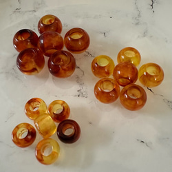 べっ甲 琥珀風 大穴 アクリル ビーズ 2枚目の画像