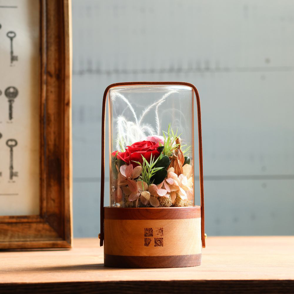 ❁送料無料❁ワインレッド小【プリザーブドフラワー】【ドライフラワー】【ガラスドーム】【アレンジメント】【木工】