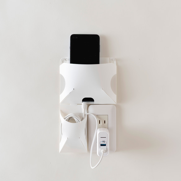 スマホポケット(ハーフサイズ)コンセントと組み合わせて設置できる壁掛けスマホホルダー【左右の向きが選べます】 1枚目の画像