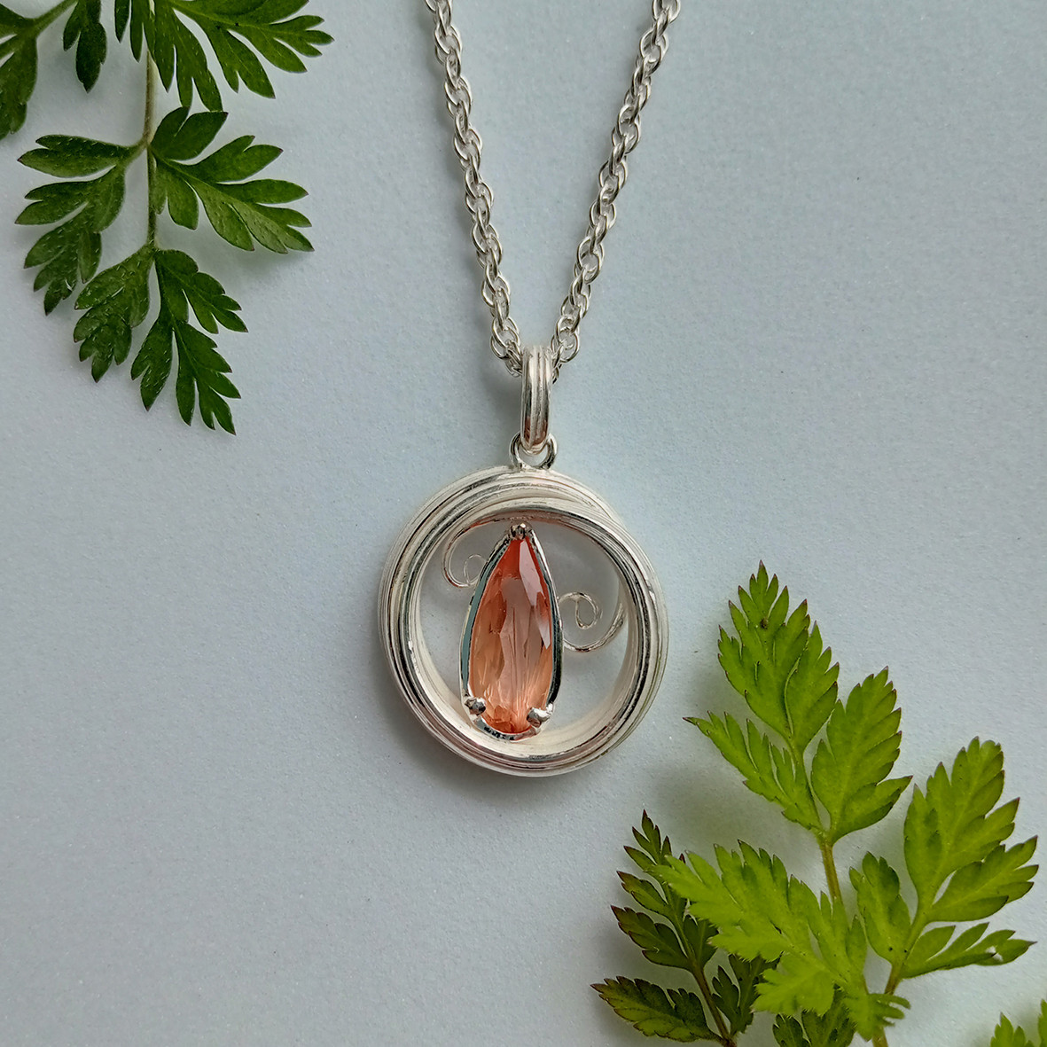 蜜ろうの曲線と切子の光インペリアルトパーズのSILVER925　ペンダント