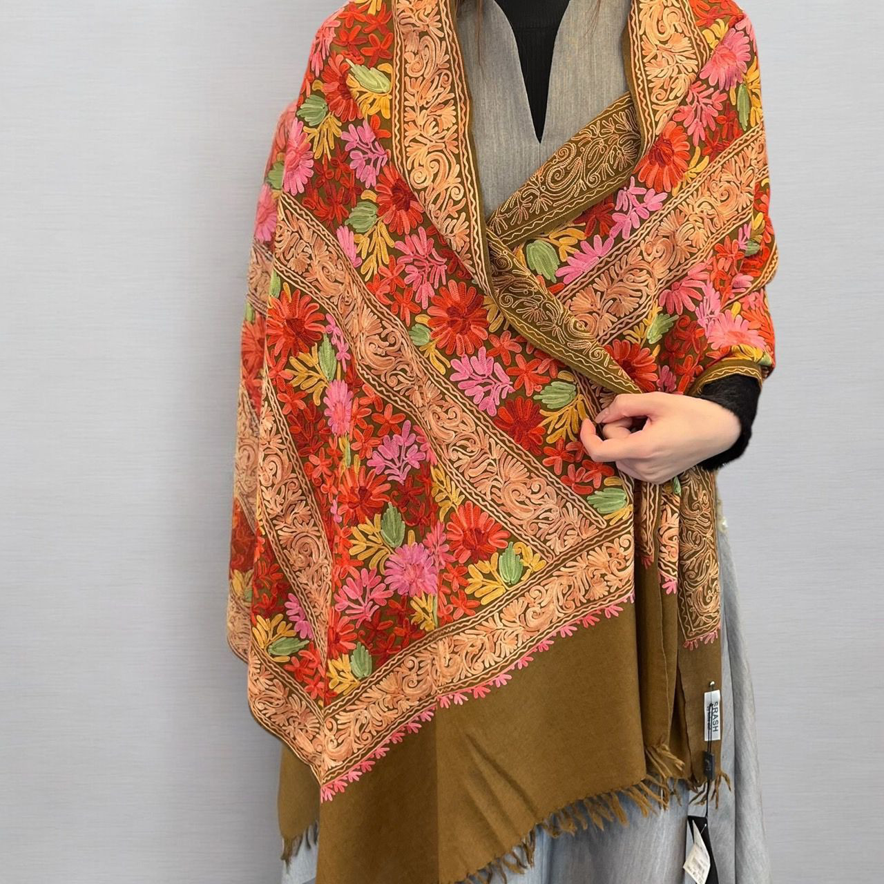 カシミール刺繍   花柄 大判ショール タペストリー メリルウール シルク インド刺繍 手刺繍 伝統刺繍 一点もの