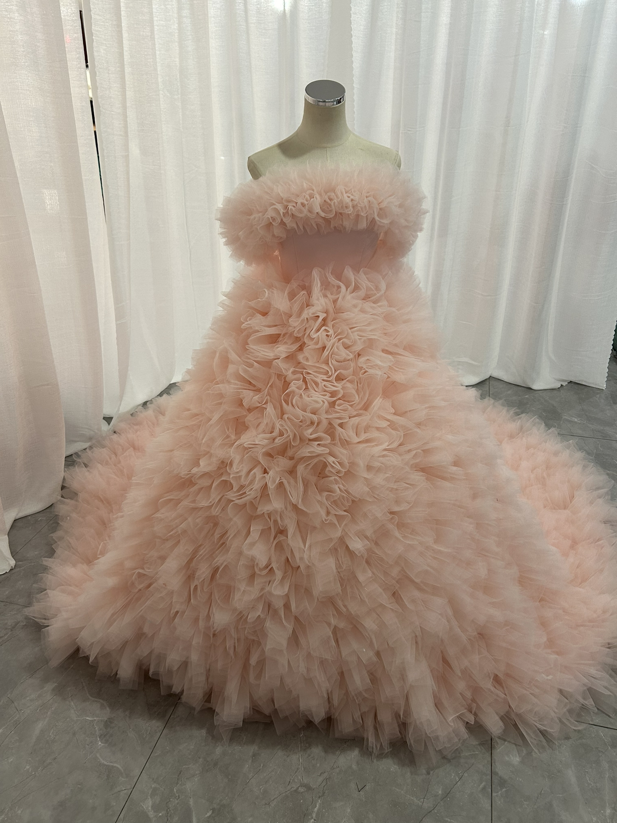 人気上昇！カラードレス 薄ピンク オフショルダー もこもこドレス ロングトレーン 可愛い 前撮り