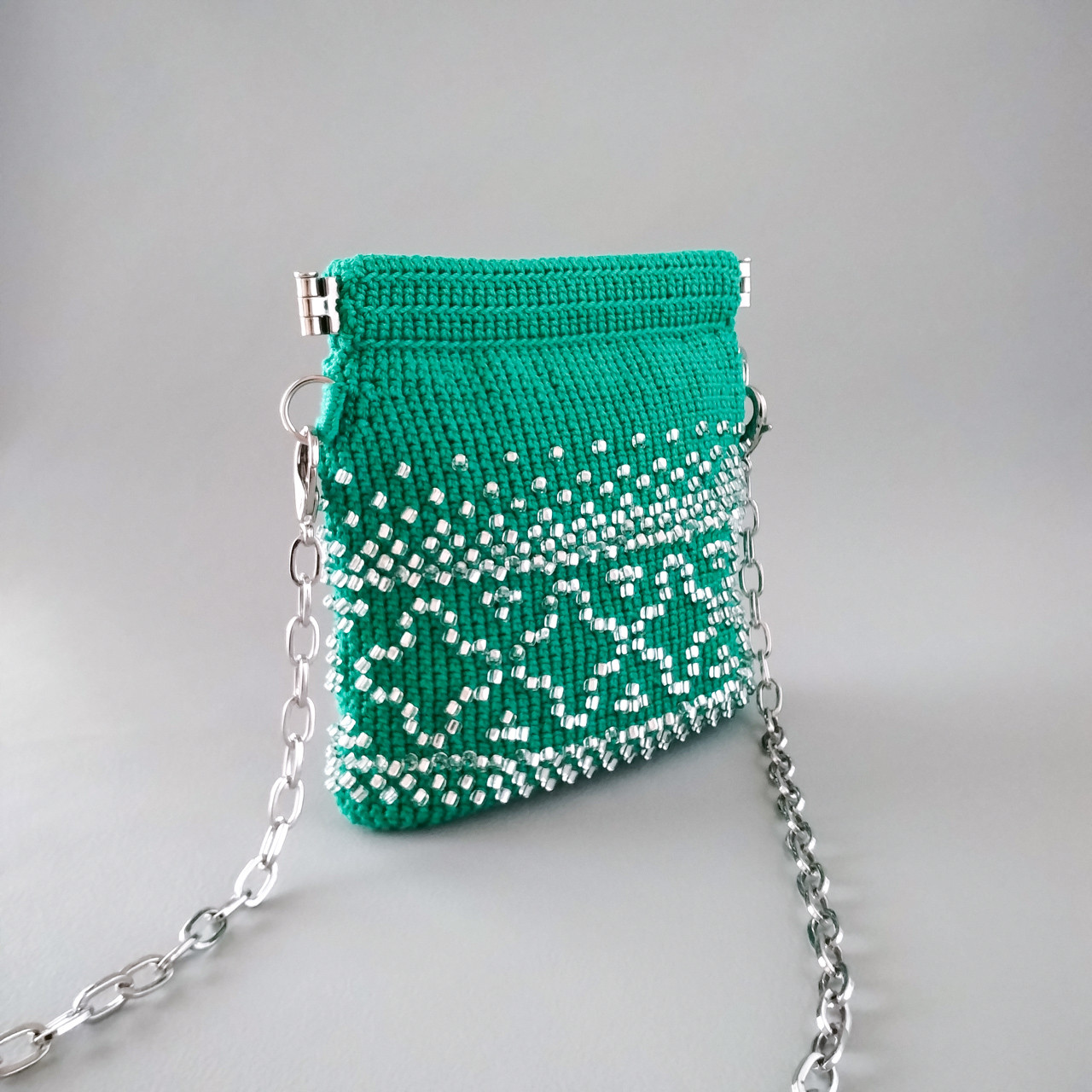 お気に入りの場所へお出かけに シルバーラインのビーズが光を振りまく 凛としたブルーグリーンのマイクロミニバッグ