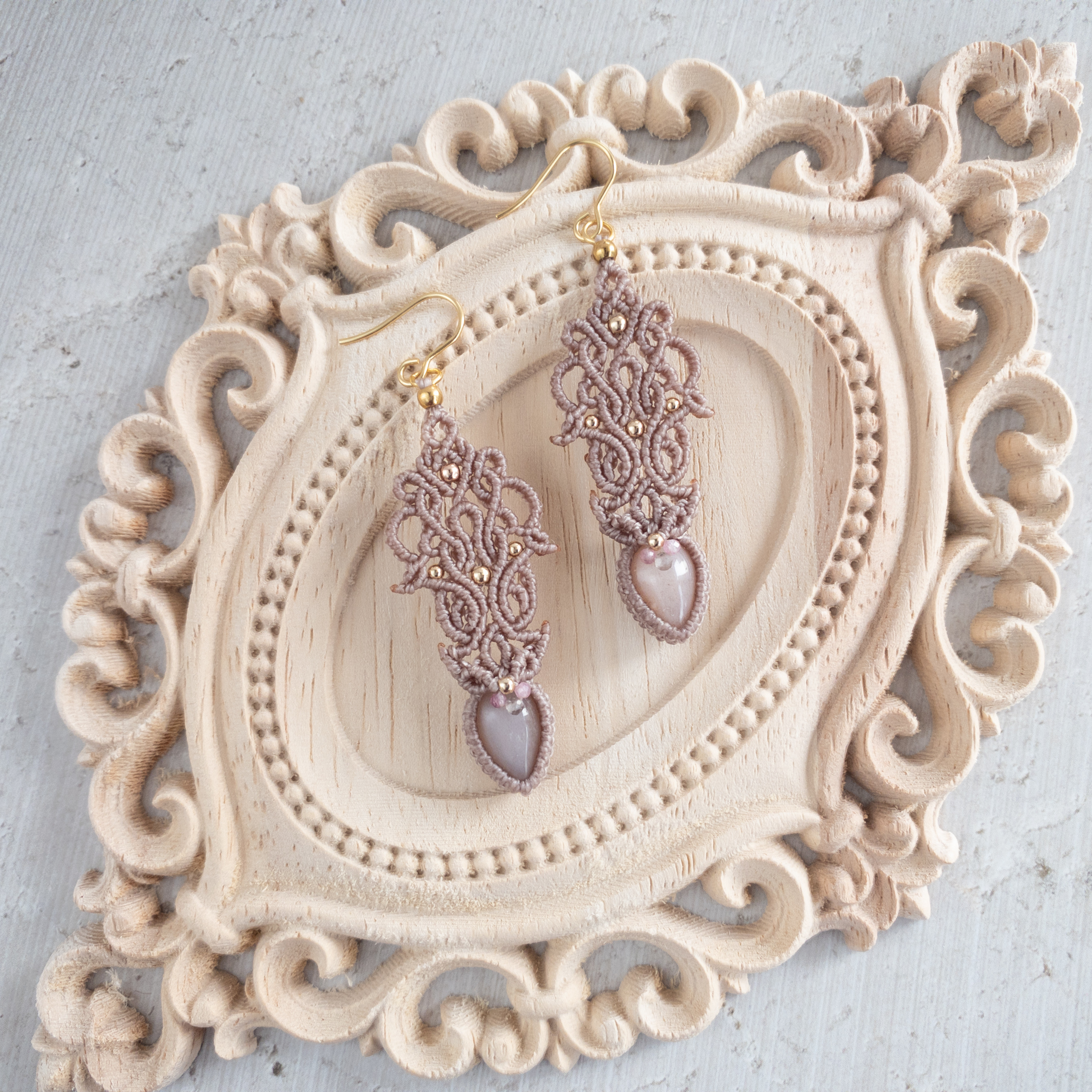 ＜ピーチムーンストーン＞ マスカレード ピアス （モカベージュ）