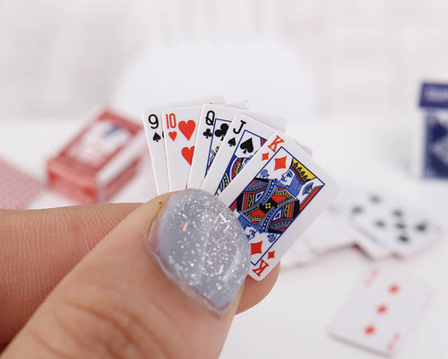 人形の置物　トランプ遊び f328a2cd667bf5bcec42553629c09a