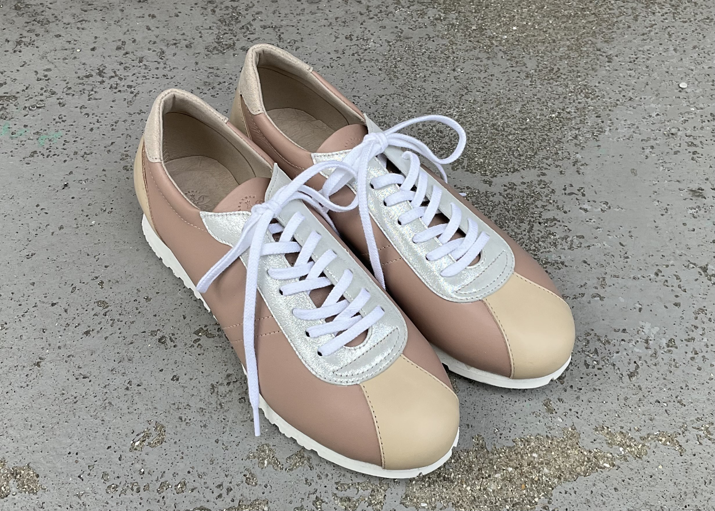 【桜カラー　新色限定】クラシックなデザインEMAのスニーカー/ピンクベージュ/ラメシルバー