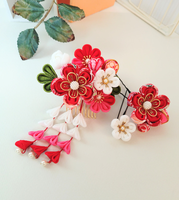 135つまみ細工　髪飾り　正絹　着物　ピンク　赤　七五三　3歳　7歳ハンドメイド 135つまみ細工 髪飾り 正絹 着物 ピンク 赤 七五三 3歳 7歳ハンドメイド
