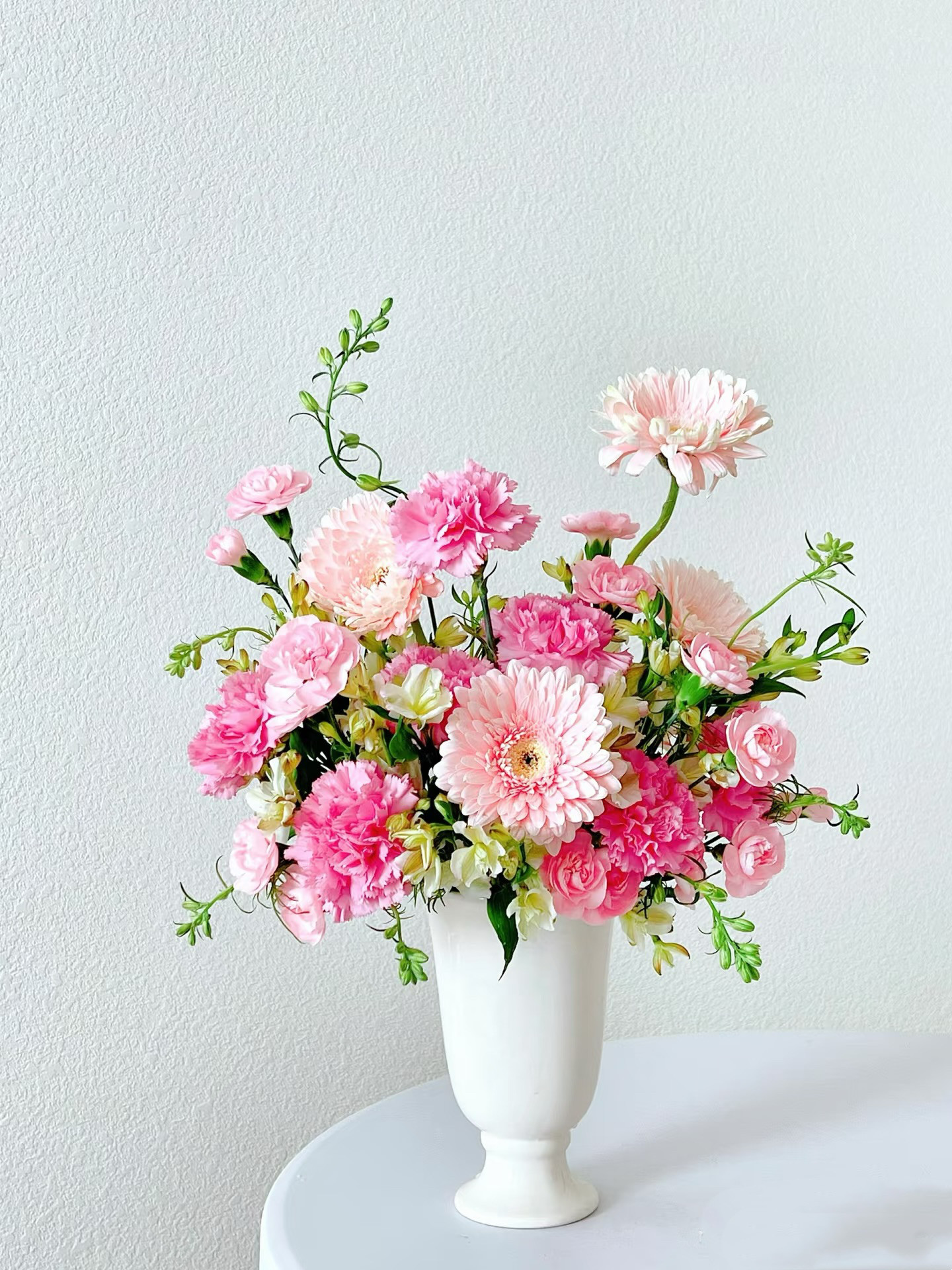 生花 母の日限定 フレンチスタイルのセラミック花瓶とピンクの瓶花（限定2個・売り切れ次第終了）