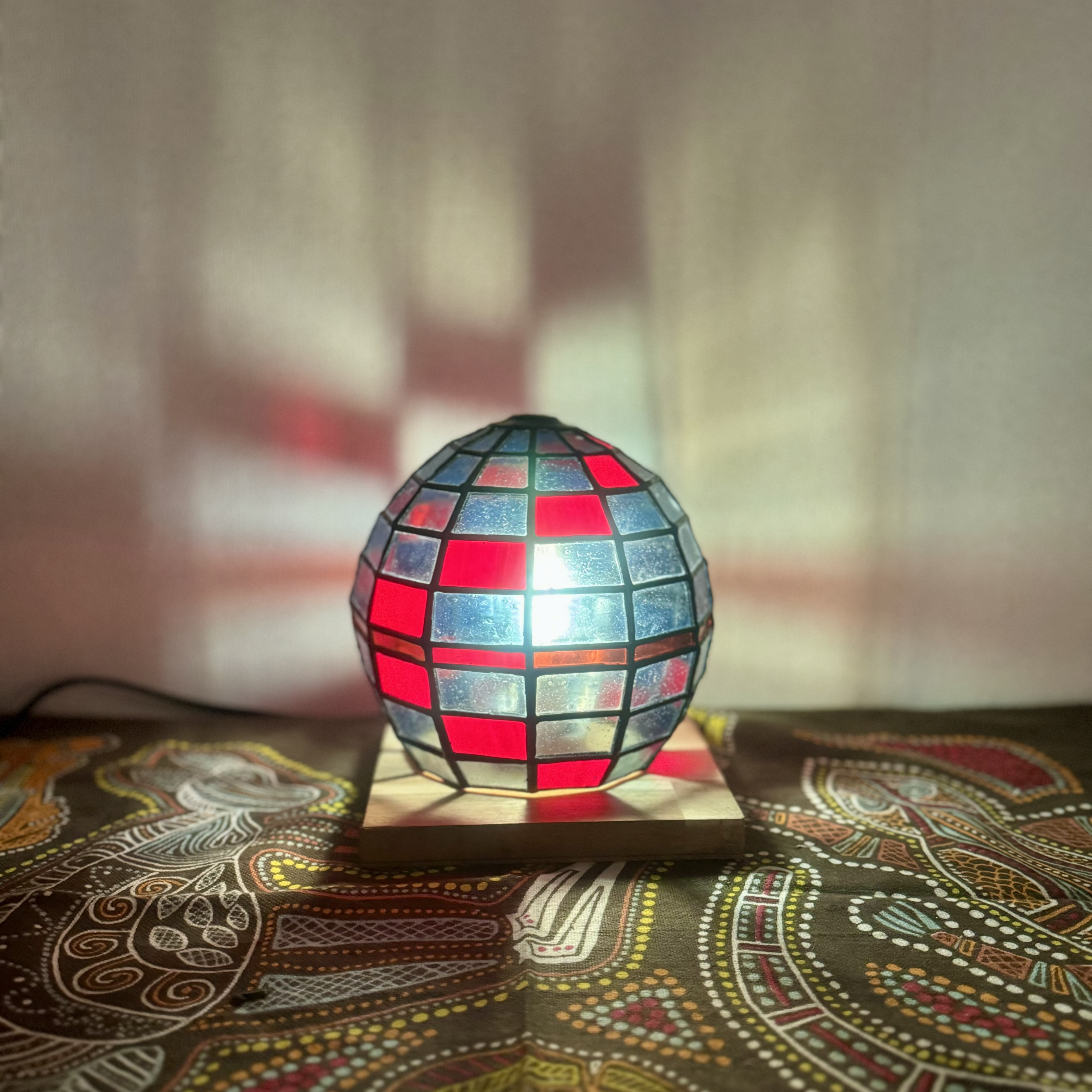 光の色を楽しむ、丸型  ペンダントライト ステンドグラス ランプシェード 置き型 テーブル ランプ インテリア 照明