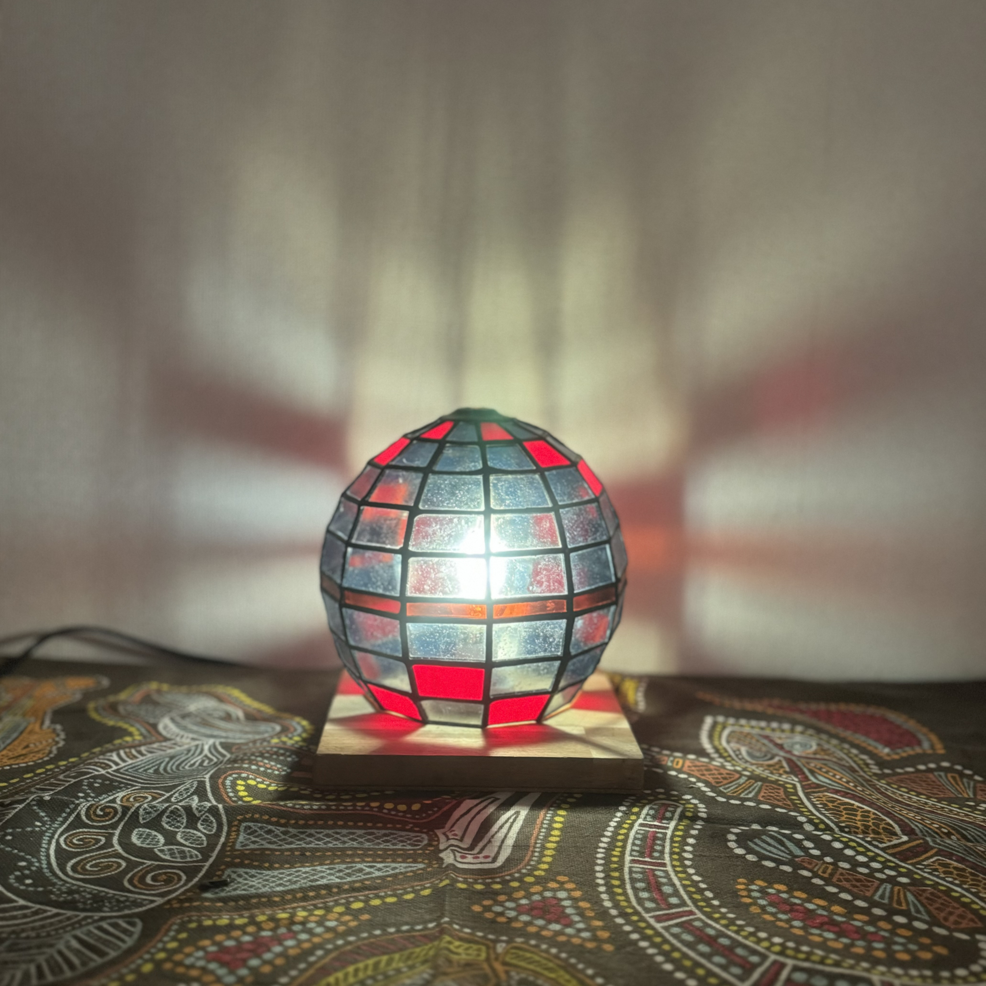 光の色を楽しむ、丸型  ペンダントライト ステンドグラス ランプシェード 置き型 テーブル ランプ インテリア 照明