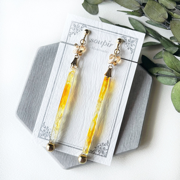 揺れる蝶々のレジンロングスティックイヤリング/ピアス イヤリング