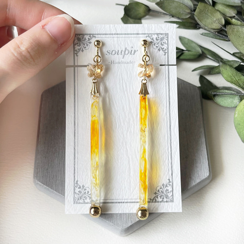 揺れる蝶々のレジンロングスティックイヤリング/ピアス イヤリング