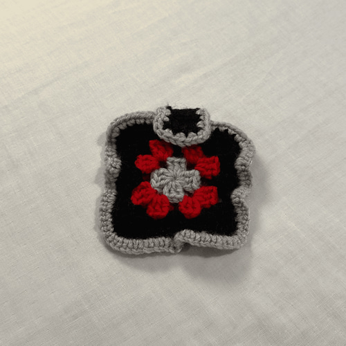 毛糸のグラニースクエア【黒/グレー/赤】編み物作家によるハンドメイド