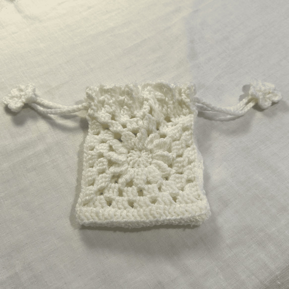 毛糸のふらわぁ巾着【花/白】編み物作家によるハンドメイド 2枚目の画像