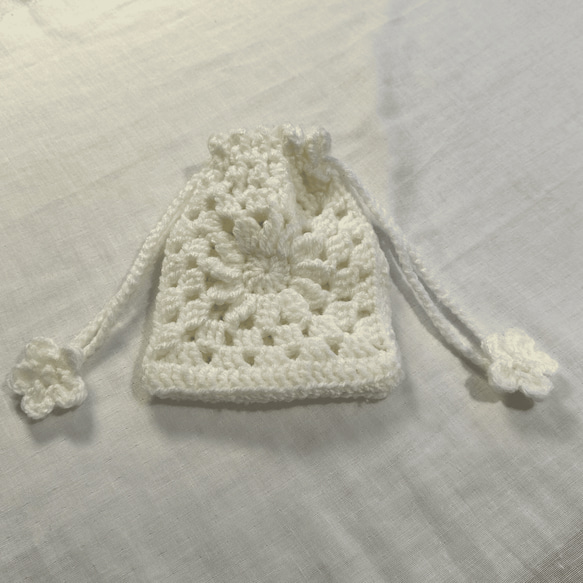 毛糸のふらわぁ巾着【花/白】編み物作家によるハンドメイド 1枚目の画像