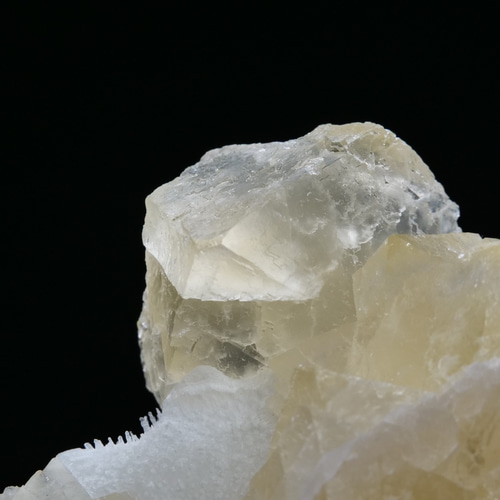レアカラー【鉱物 標本 蛍石 結晶 原石】中国 浙江省 Yiwu イエロー
