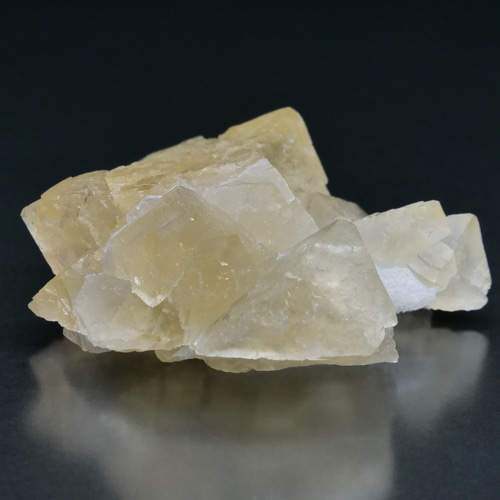 レアカラー【鉱物 標本 蛍石 結晶 原石】中国 浙江省 Yiwu イエロー