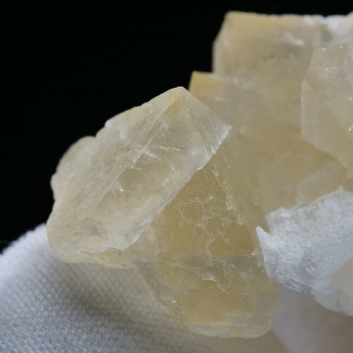 レアカラー【鉱物 標本 蛍石 結晶 原石】中国 浙江省 Yiwu イエロー
