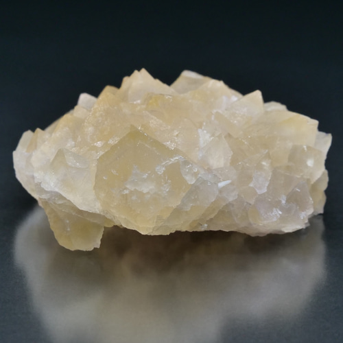 レアカラー【鉱物 標本 蛍石 結晶 原石】中国 浙江省 Yiwu