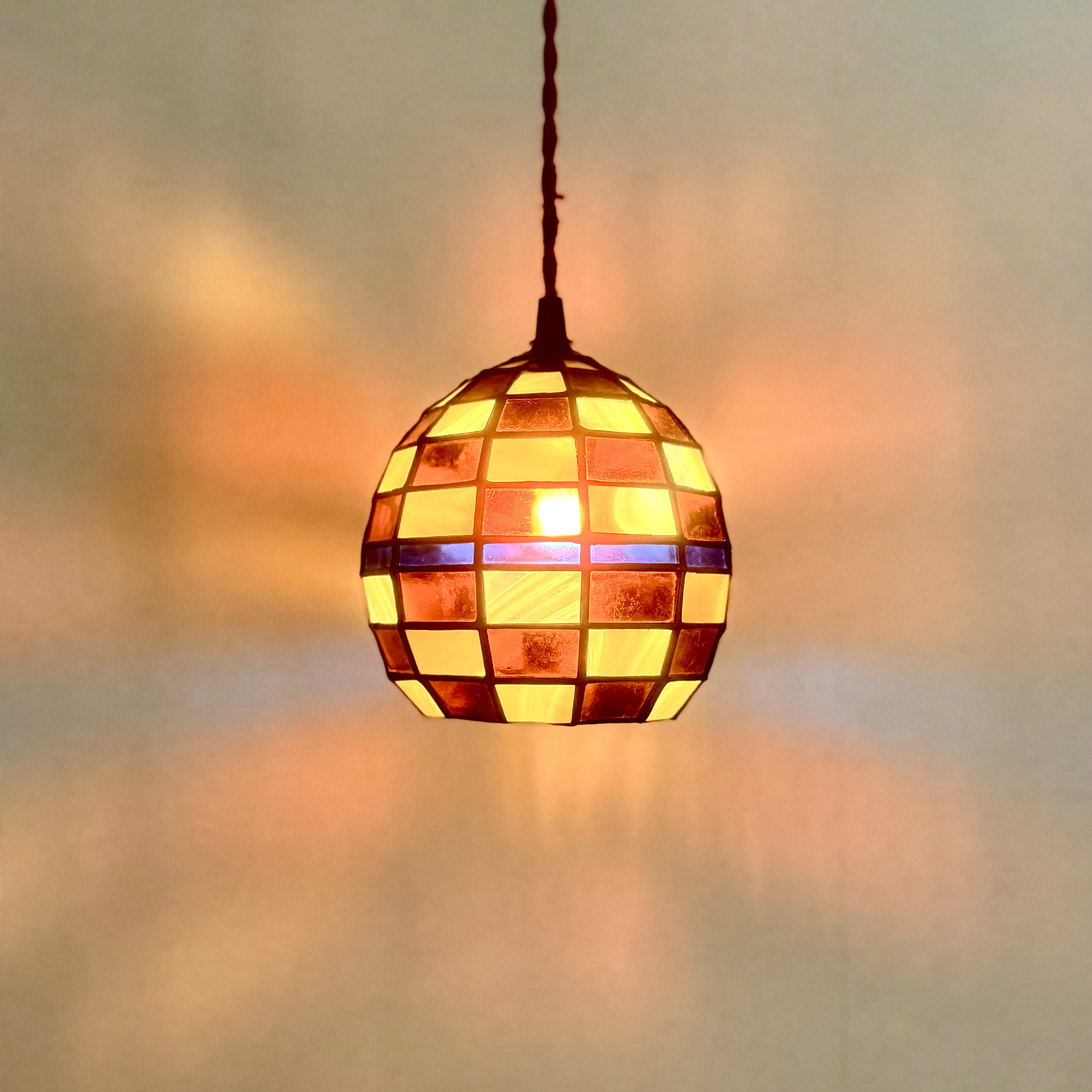 光の色を楽しむ、丸型  ペンダントライト ステンドグラス ランプシェード 置き型 テーブル ランプ インテリア 照明