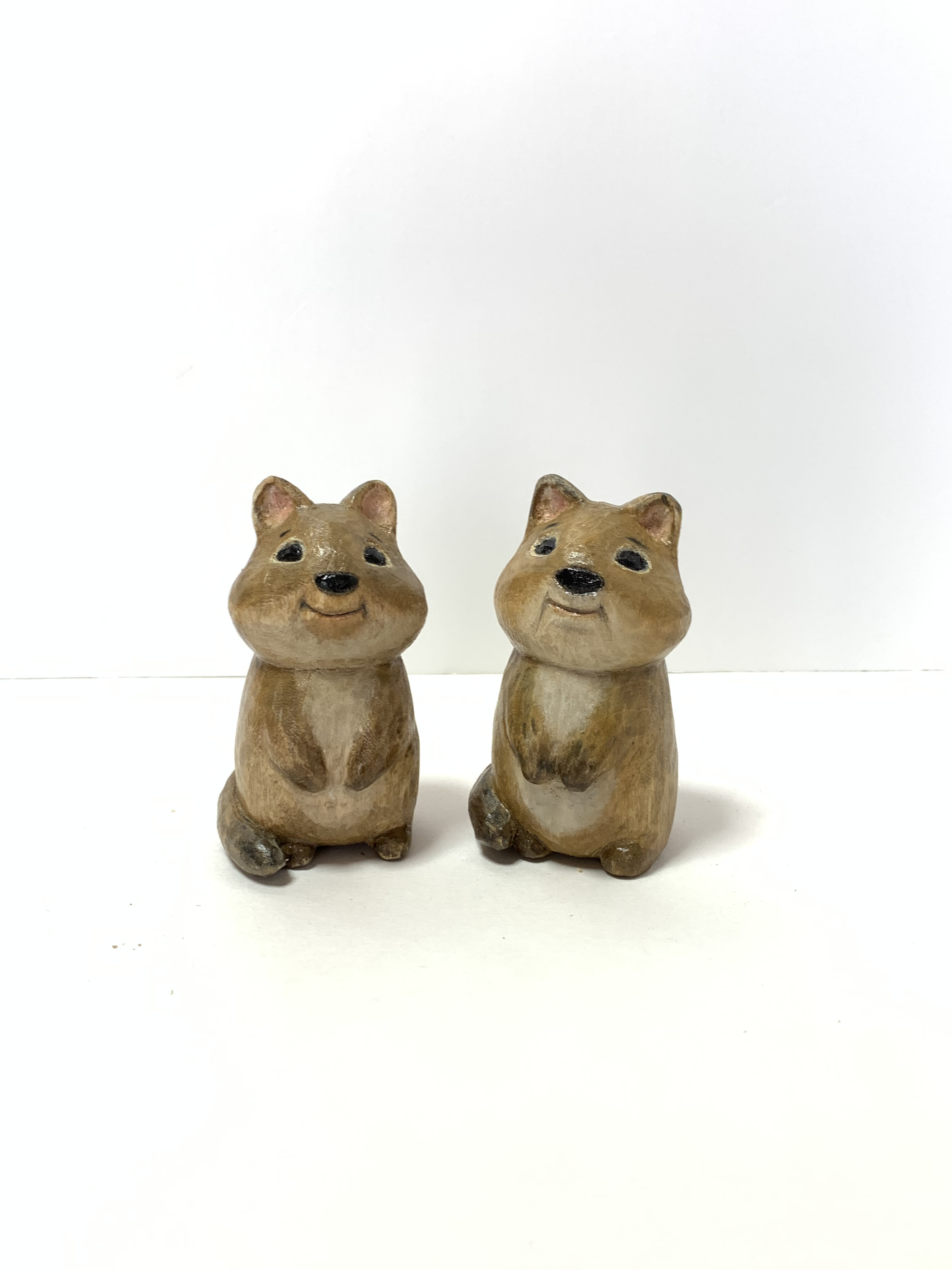 動物形の石彫刻（緑・オレンジ）