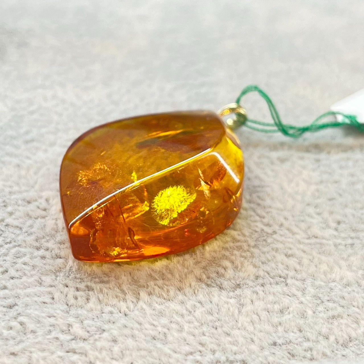 ペンダントトップ 天然石 リーフカット ゴールド金具 大きめ ハンドメイド ナチュラルアンバー ネックレス 一点もの