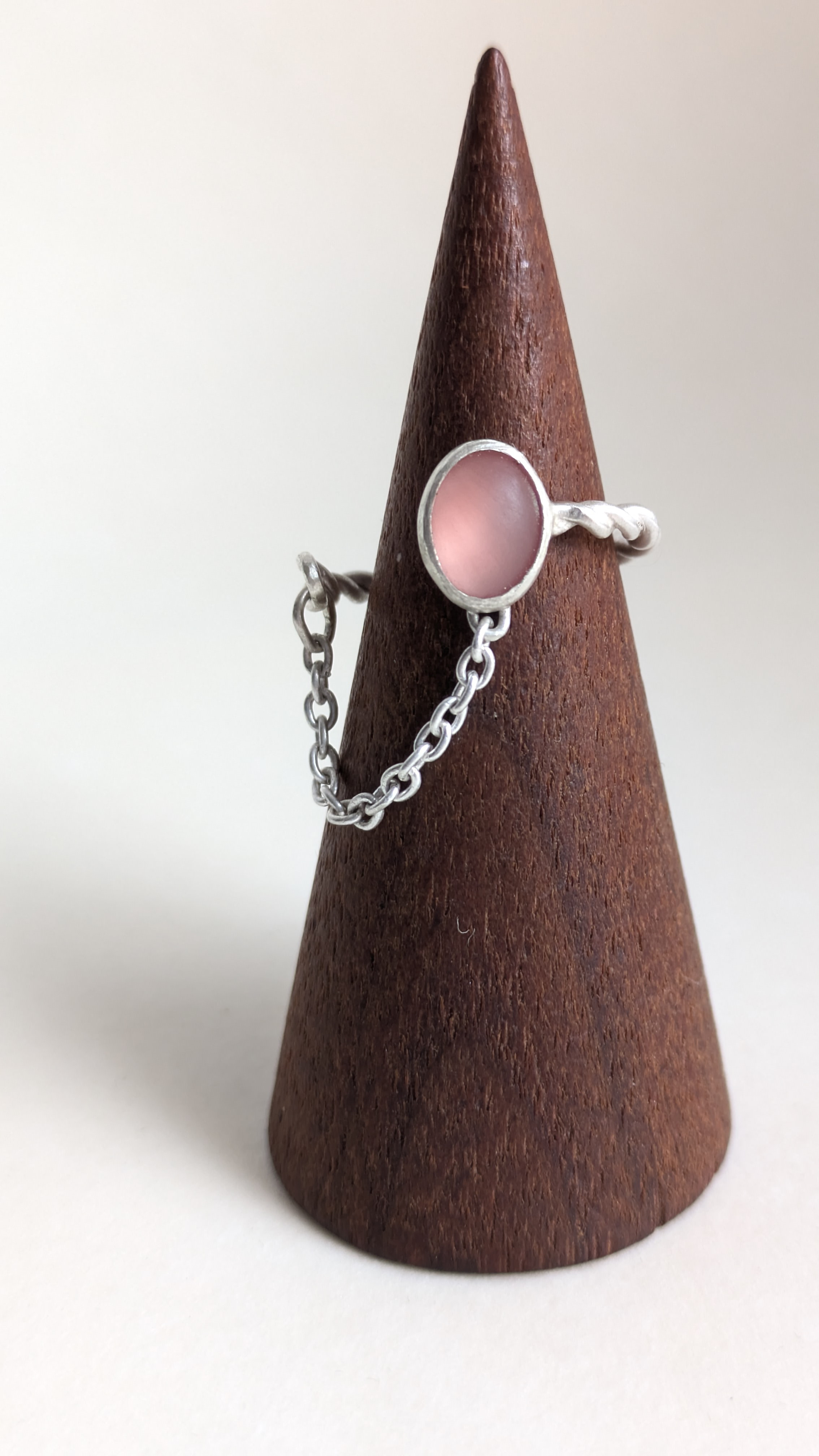 天然石とチェーンのツイストリング/silver925/インカローズ・ロードクロサイト/フリーサイズ/ねじれリング/誕生石