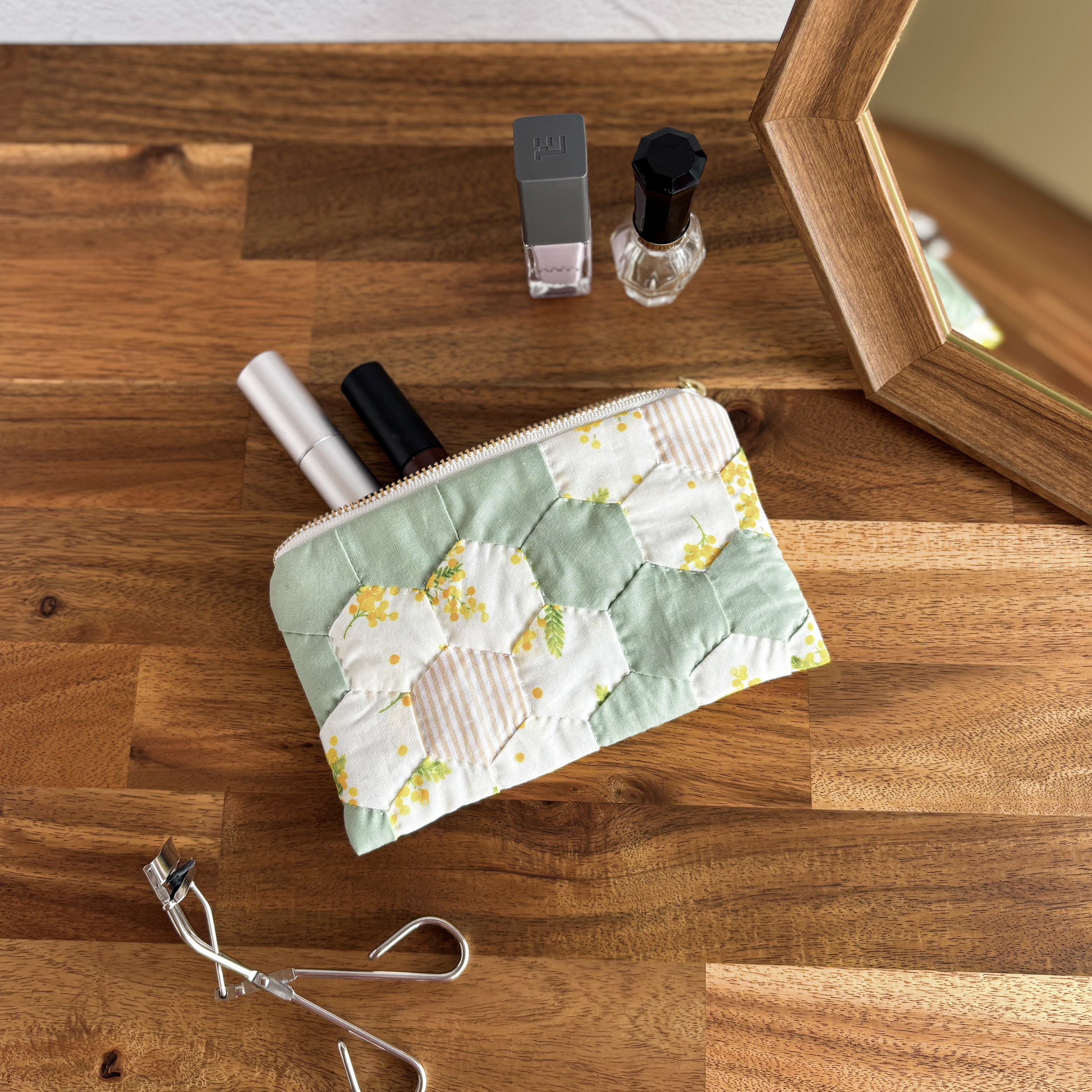 〔すっきりマチなし〕手縫いキルトのやわらかポーチ＊ミモザ畑【S】