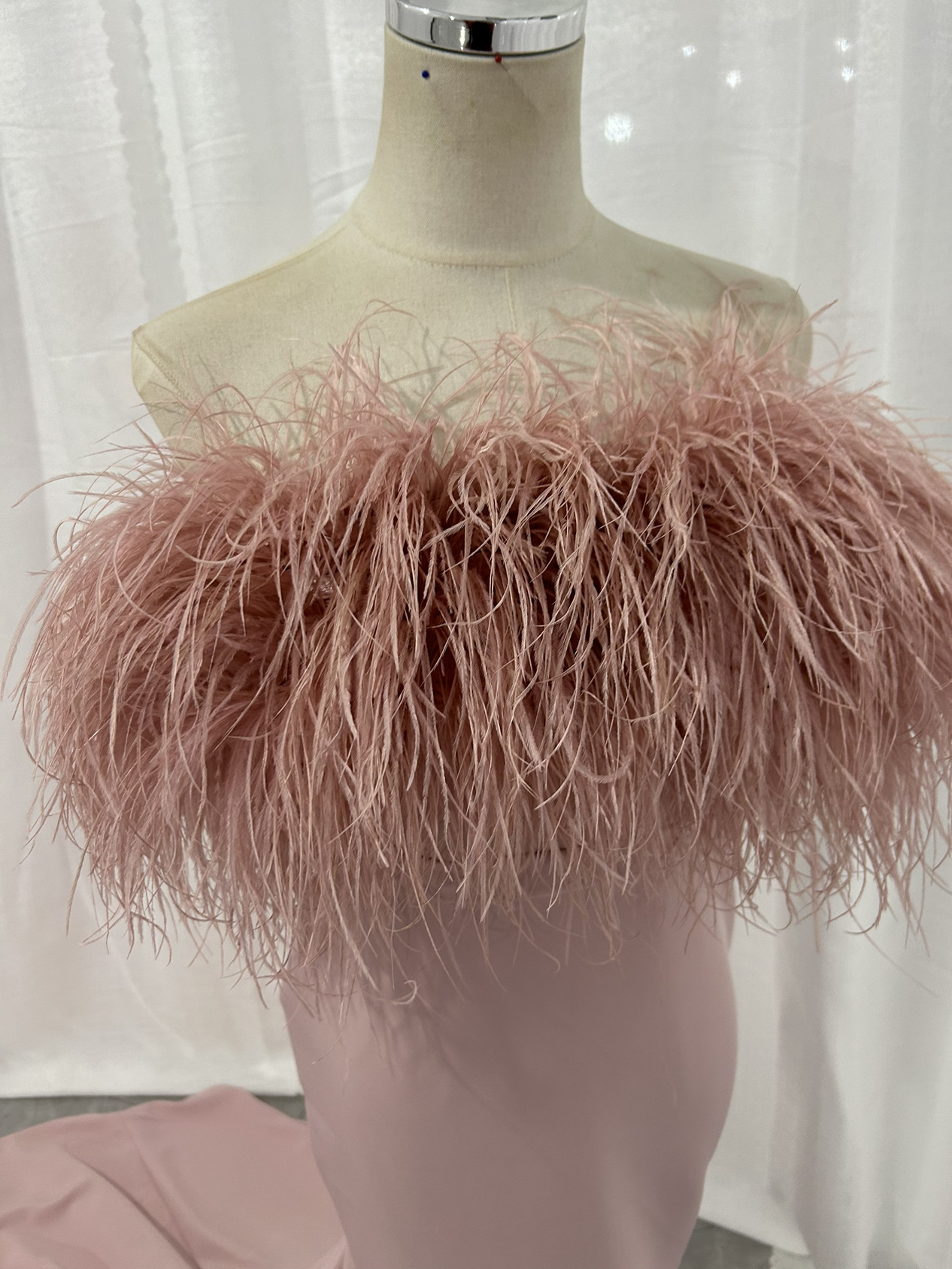 送料無料！オーストリッチのふわふわカラードレス　  オフショルダー　ロングトレーン　ピンクパーティードレス　前撮り/花嫁