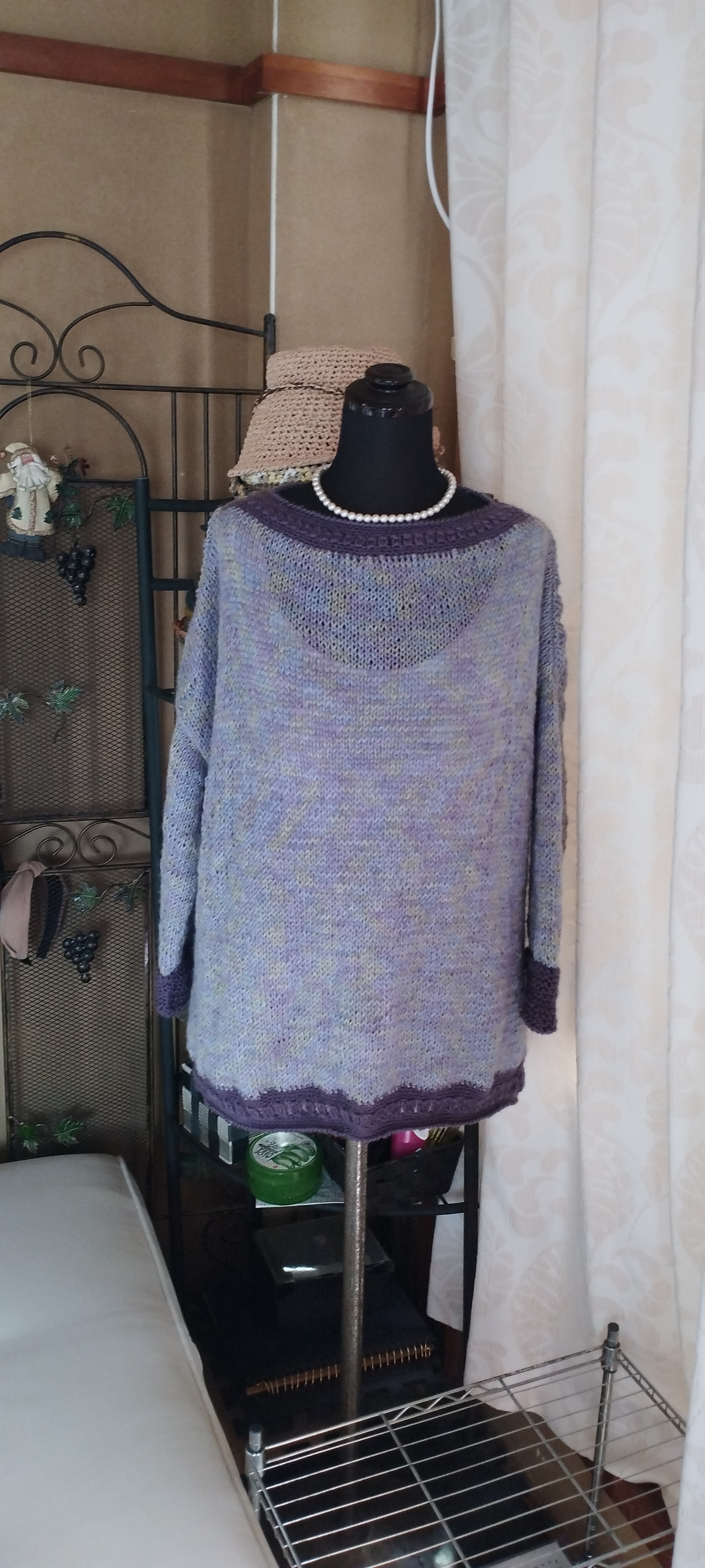 パープルグレーとダークの春物プルオーバー