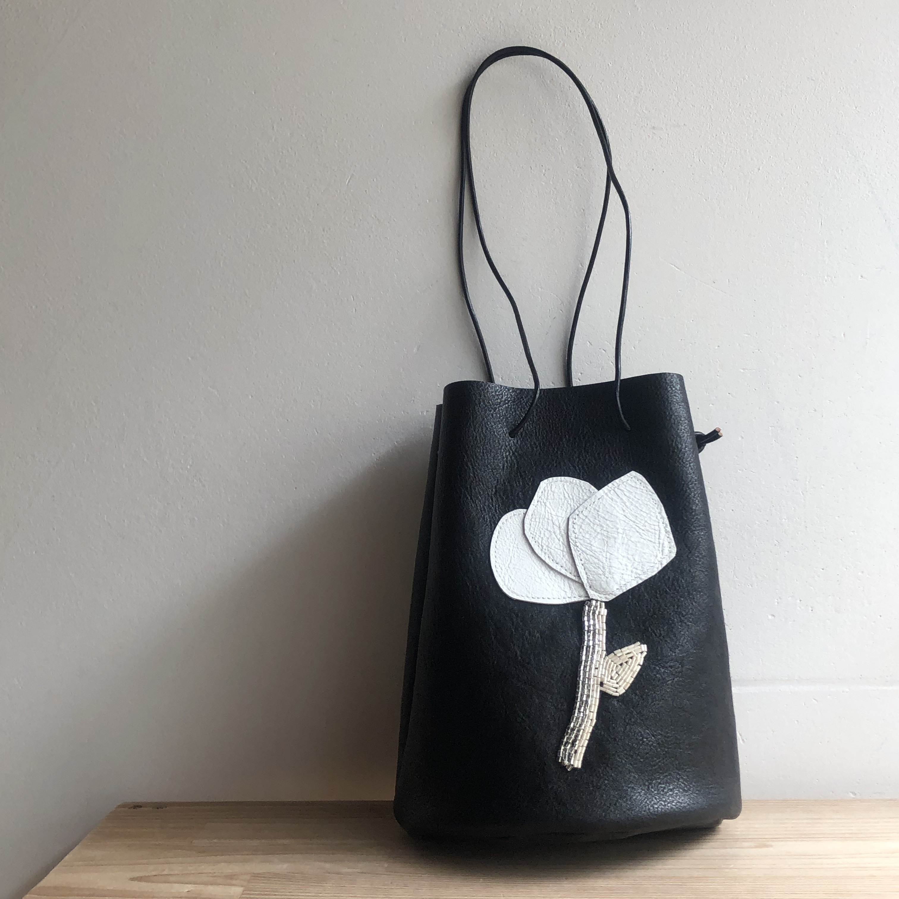 オートクチュールのある革巾着バッグ