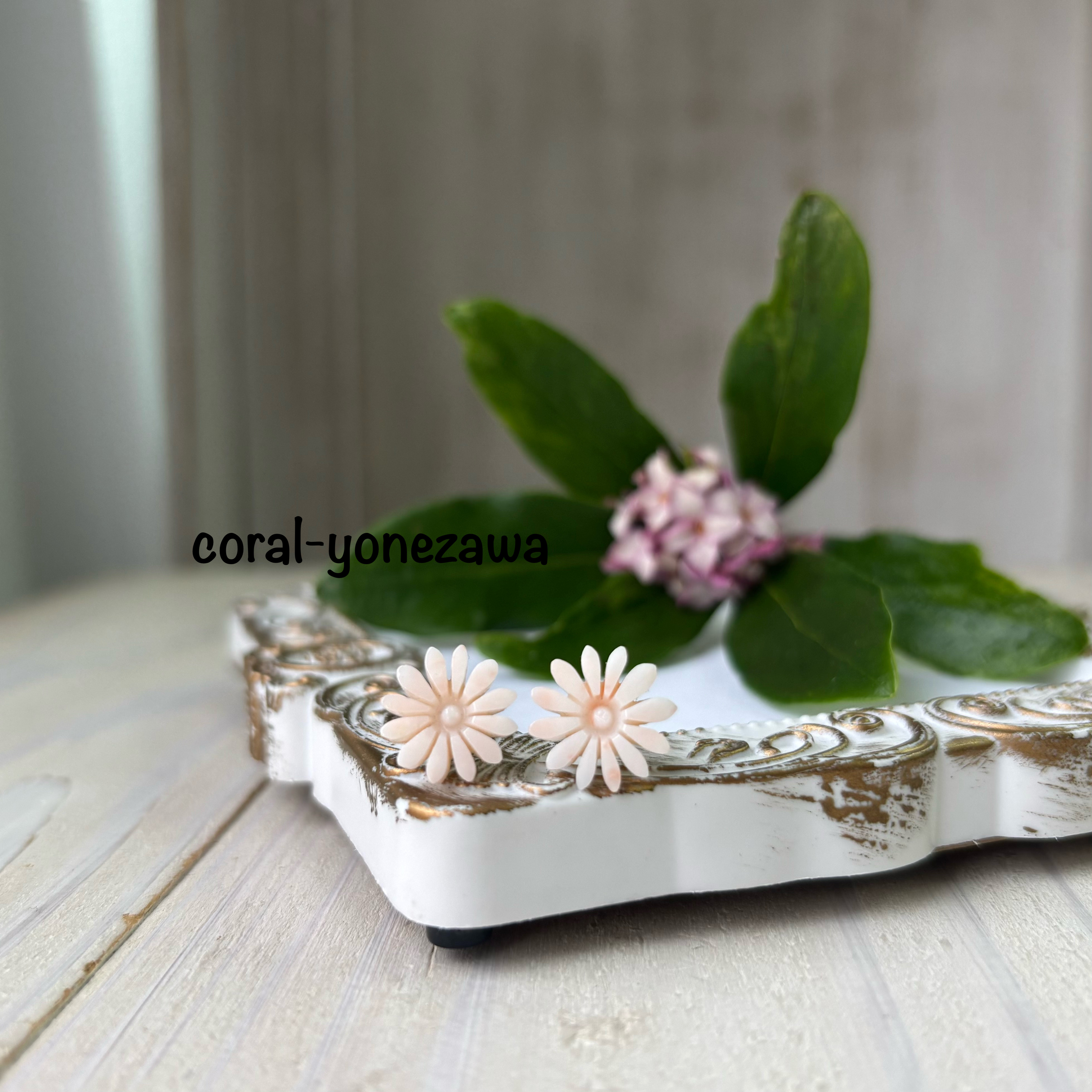 珊瑚フラワーピアス.繊細な彫刻ピアス