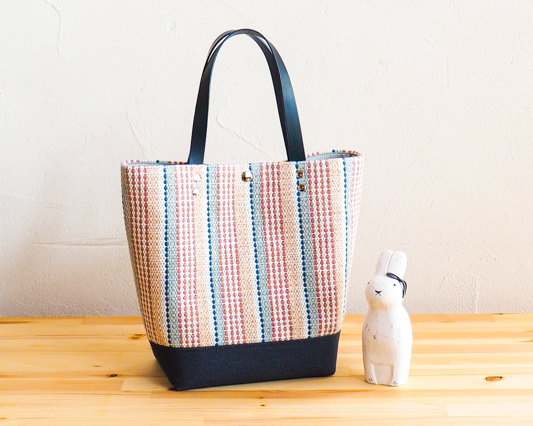 ペールトーンストライプ手織り布のミニトート（ピンク）