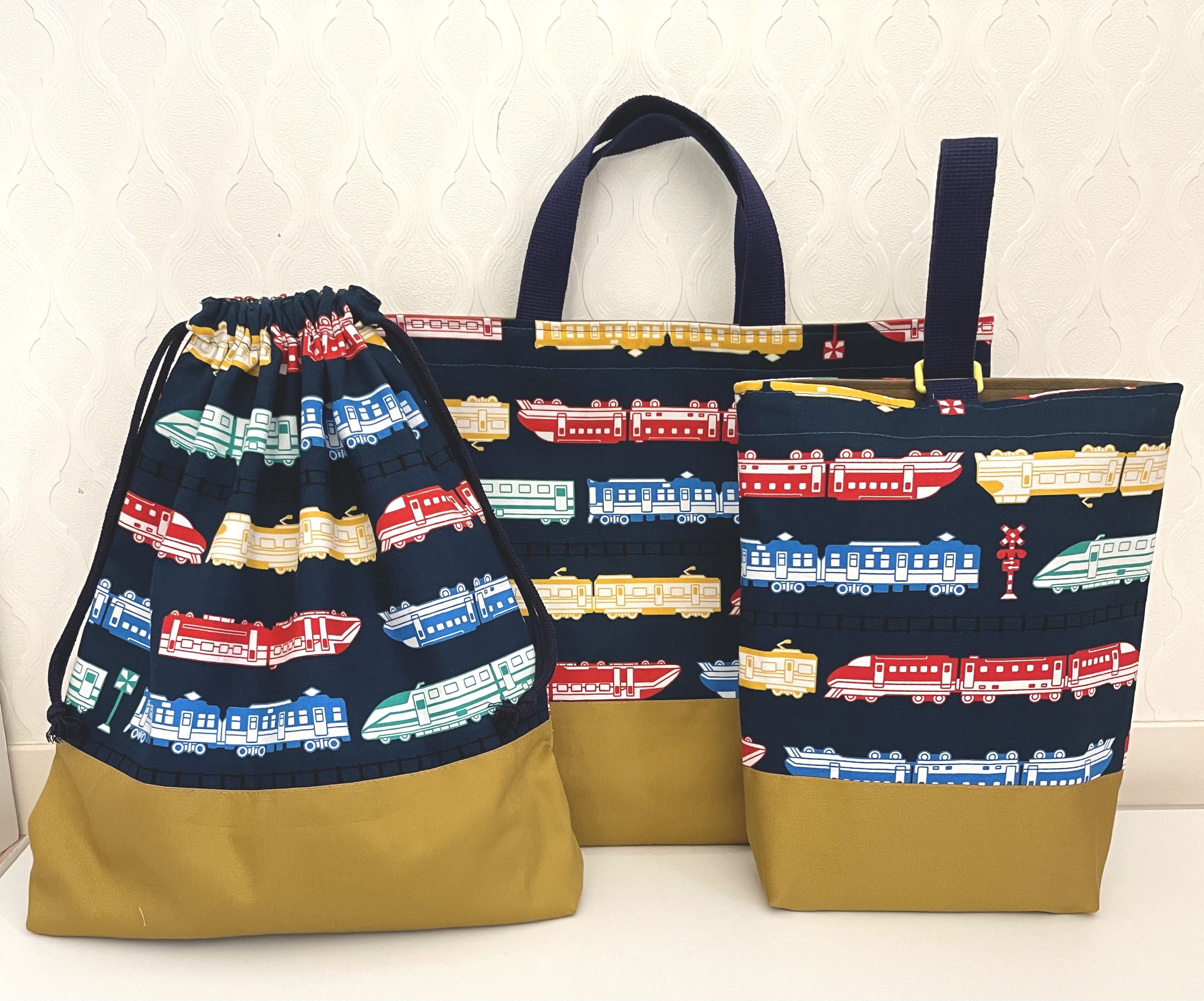 【現品　3日以内発送】カラフルレトインネイビー☆3点セット　新幹線　電車　入園入学　男の子　上靴入れ　お着替え袋